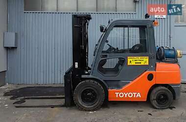 Вилочный погрузчик Toyota 02-8FGJF35 2016 в Киеве