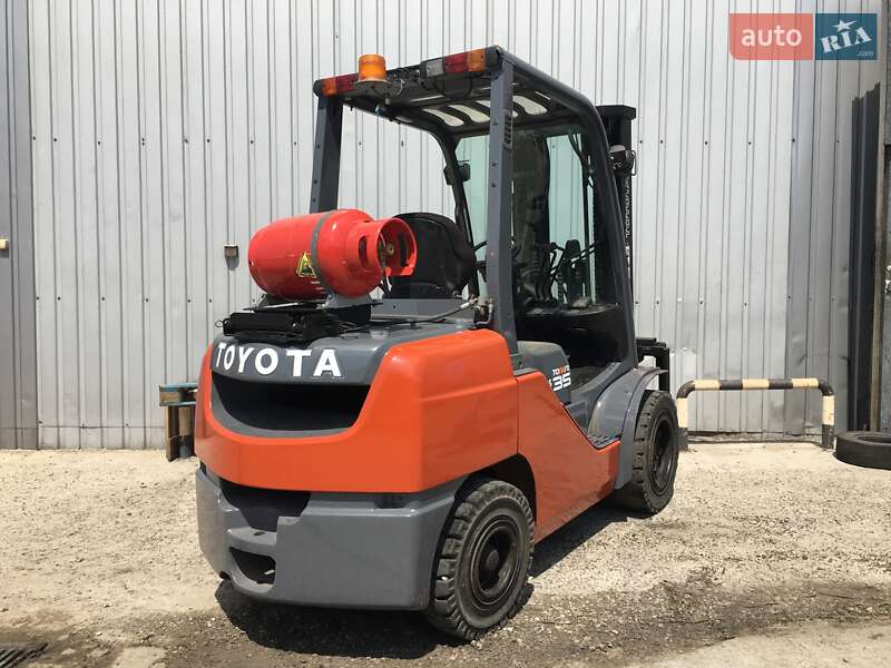 Вилочный погрузчик Toyota 02-8FGJF35 2018 в Киеве