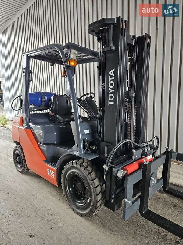 Вилочный погрузчик Toyota 32FG-25 2017 в Киеве