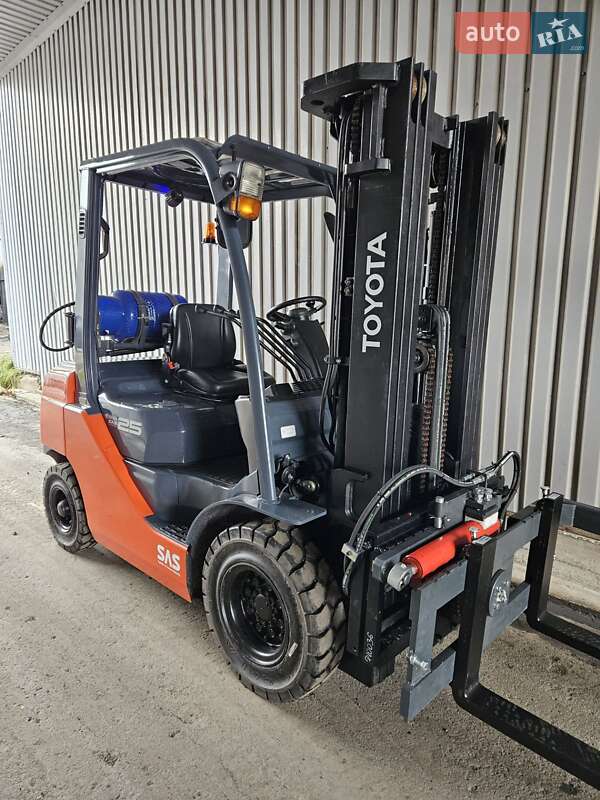 Вилочный погрузчик Toyota 32FG-25 2017 в Киеве