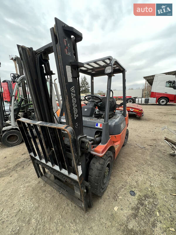 Вилочный погрузчик Toyota 42-6FGF25 1999 в Луцке