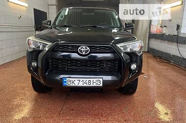 Позашляховик / Кросовер Toyota 4Runner 2017 в Луцьку