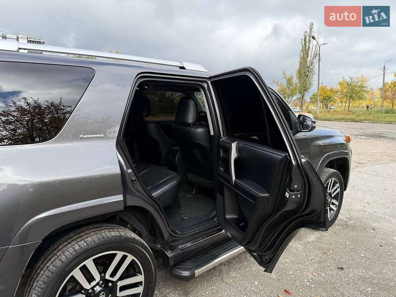 Позашляховик / Кросовер Toyota 4Runner 2014 в Кривому Розі