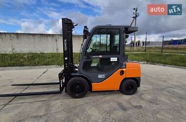 Вилочный погрузчик Toyota 52-8FDF30 2016 в Пустомытах