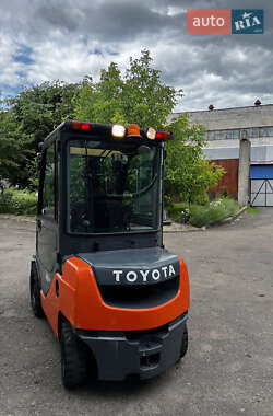 Вилочный погрузчик Toyota 8FDF-25 2011 в 