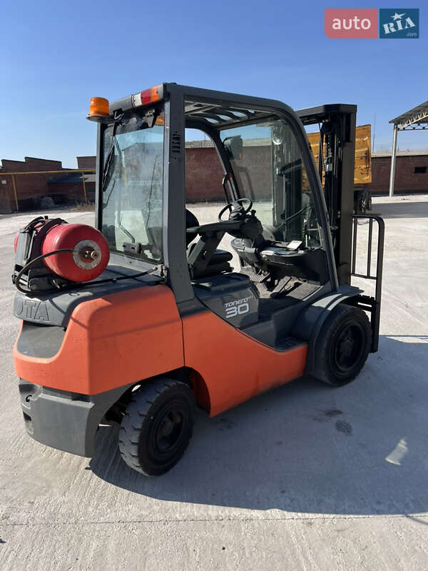 Вилочный погрузчик Toyota 8FG30 2015 в Киеве