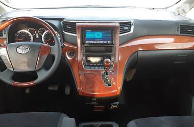 Мінівен Toyota Alphard 2009 в 