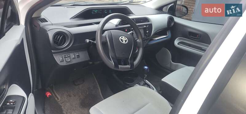 Хэтчбек Toyota Aqua 2014 в Вишневом