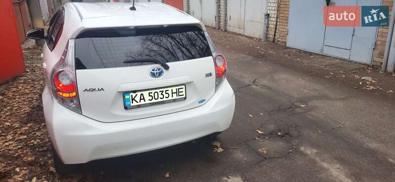 Хэтчбек Toyota Aqua 2014 в Вишневом