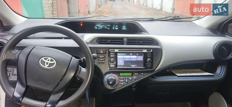 Хэтчбек Toyota Aqua 2014 в Вишневом