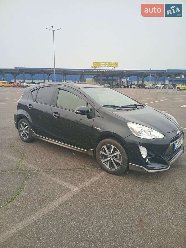 Хэтчбек Toyota Aqua 2015 в Кривом Роге