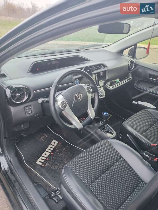 Хэтчбек Toyota Aqua 2015 в Кривом Роге