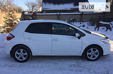 Хэтчбек Toyota Auris 2011 в Покровске