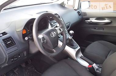 Хэтчбек Toyota Auris 2011 в 