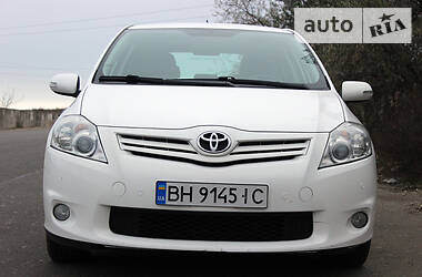 Хетчбек Toyota Auris 2011 в 