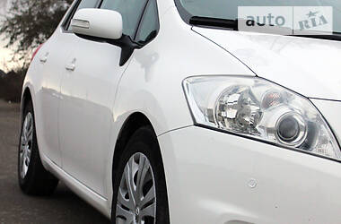 Хетчбек Toyota Auris 2011 в 