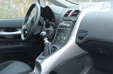 Хетчбек Toyota Auris 2011 в 