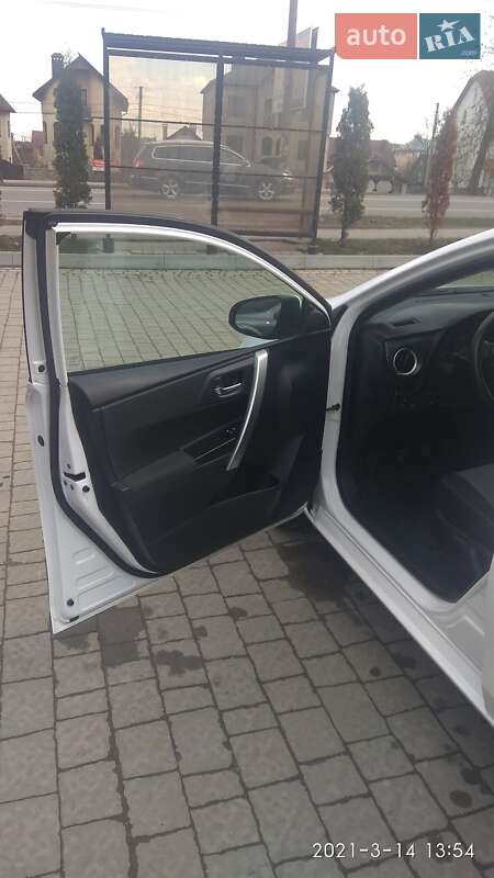 Універсал Toyota Auris 2014 в Івано-Франківську