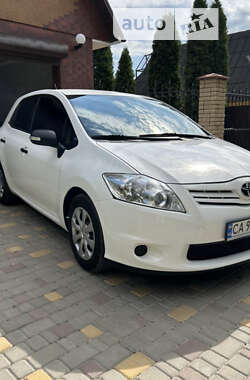 Хэтчбек Toyota Auris 2012 в 
