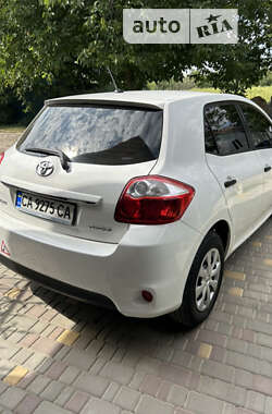Хэтчбек Toyota Auris 2012 в 
