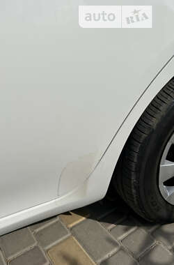 Хэтчбек Toyota Auris 2012 в 