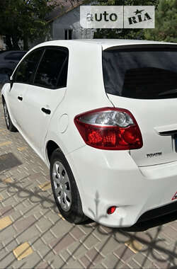 Хэтчбек Toyota Auris 2012 в 