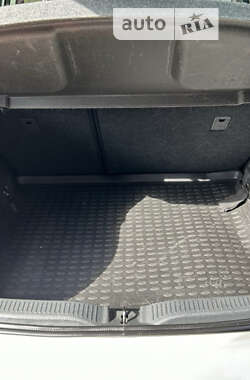 Хэтчбек Toyota Auris 2012 в 