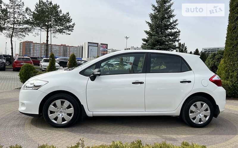 Хэтчбек Toyota Auris 2011 в Львове