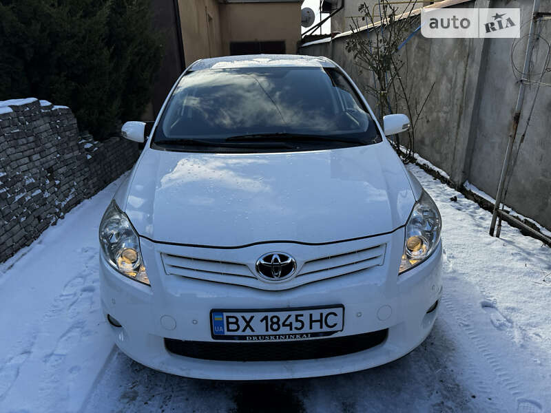 Хэтчбек Toyota Auris 2011 в 