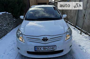 Хэтчбек Toyota Auris 2011 в 