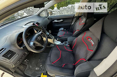 Хэтчбек Toyota Auris 2011 в 
