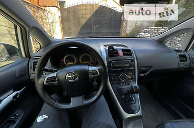 Хэтчбек Toyota Auris 2011 в 
