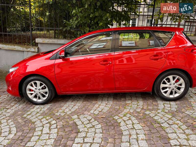 Хэтчбек Toyota Auris 2013 в Львове