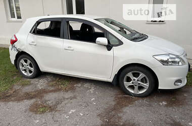 Хэтчбек Toyota Auris 2012 в Староконстантинове