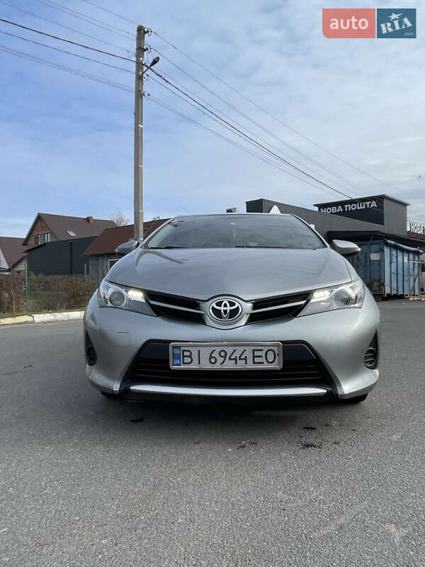 Хетчбек Toyota Auris 2013 в Гадячі