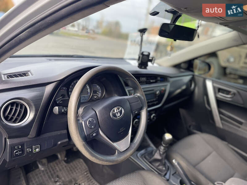 Хетчбек Toyota Auris 2013 в Гадячі