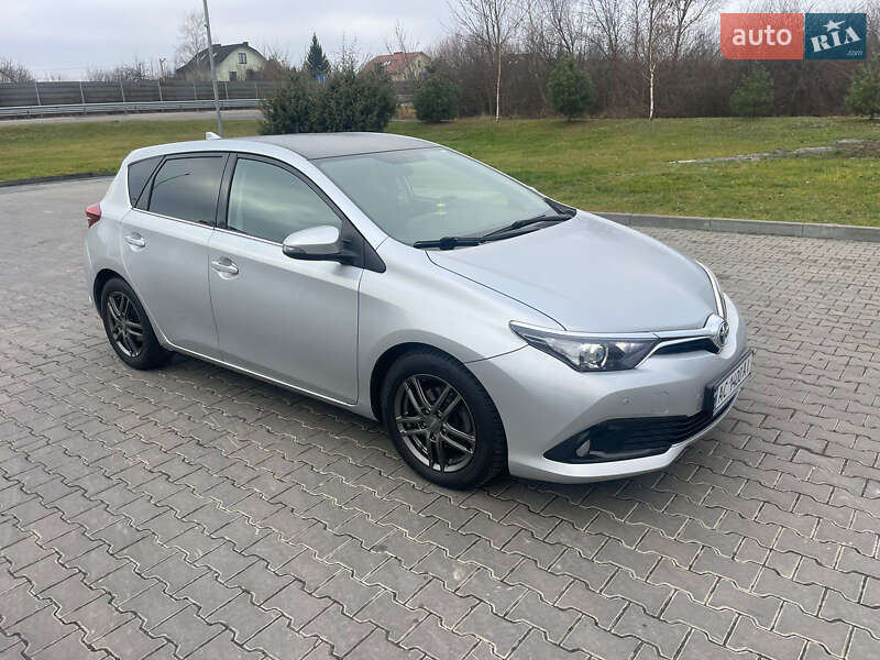 Хетчбек Toyota Auris 2015 в Любомлі
