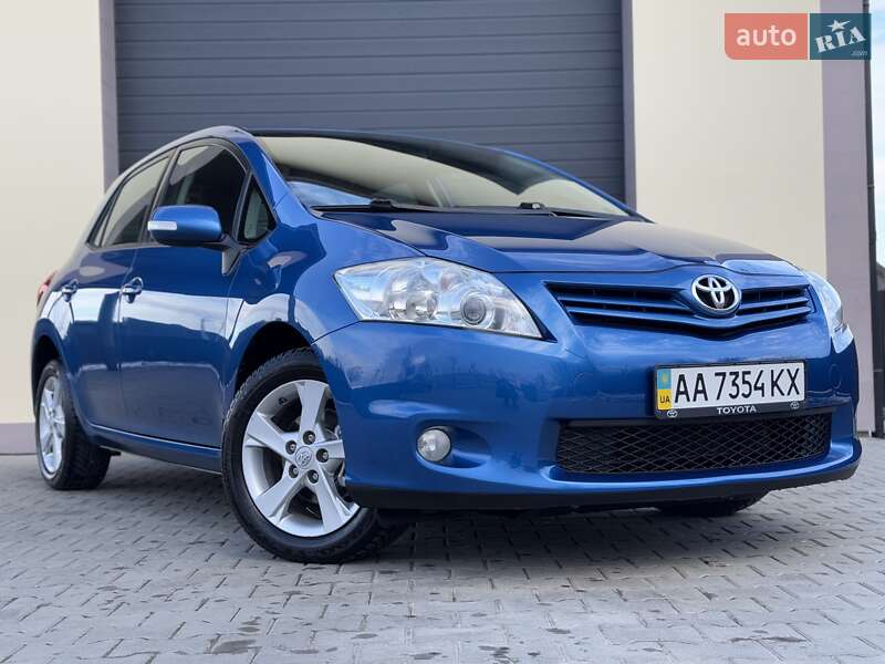 Хетчбек Toyota Auris 2011 в Стрию