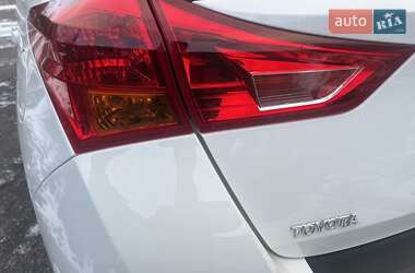 Хэтчбек Toyota Auris 2014 в Киеве