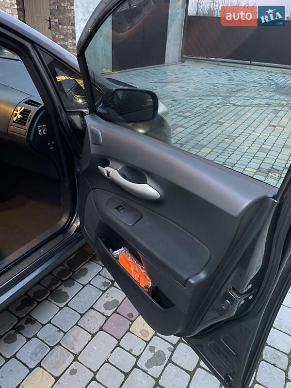 Хэтчбек Toyota Auris 2008 в Владимире