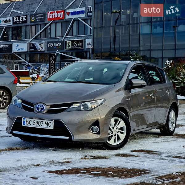 Хетчбек Toyota Auris 2013 в 