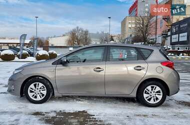 Хетчбек Toyota Auris 2013 в 