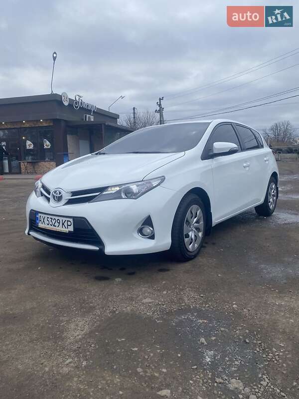 Хэтчбек Toyota Auris 2013 в Чугуеве