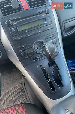 Хэтчбек Toyota Auris 2010 в 