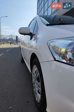 Хэтчбек Toyota Auris 2011 в 