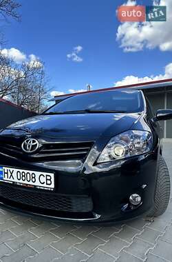Хетчбек Toyota Auris 2011 в 