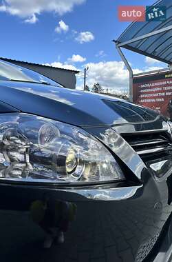 Хетчбек Toyota Auris 2011 в 