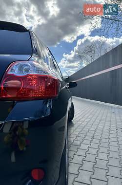 Хетчбек Toyota Auris 2011 в 
