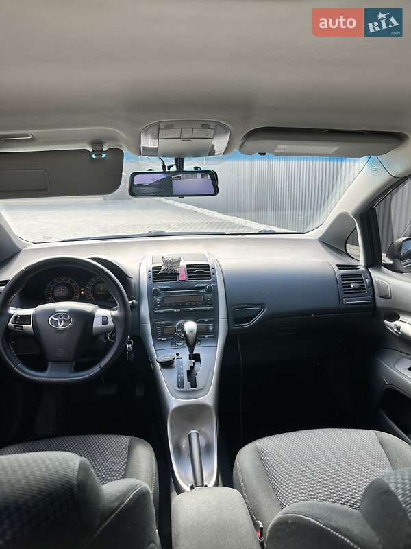 Хэтчбек Toyota Auris 2011 в 