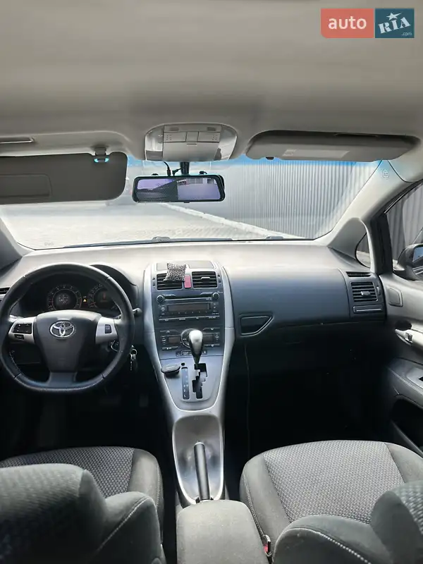 Хэтчбек Toyota Auris 2011 в 
